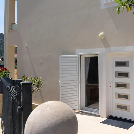 2 Bedroom Gorgeous In דירה *