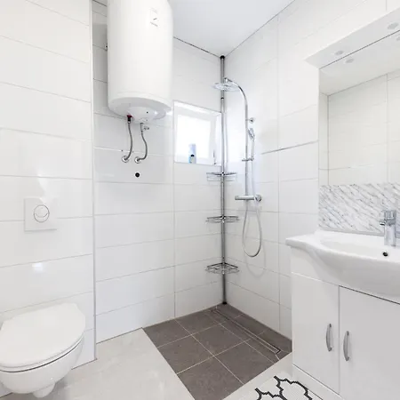 2 Bedroom Gorgeous In דירה *