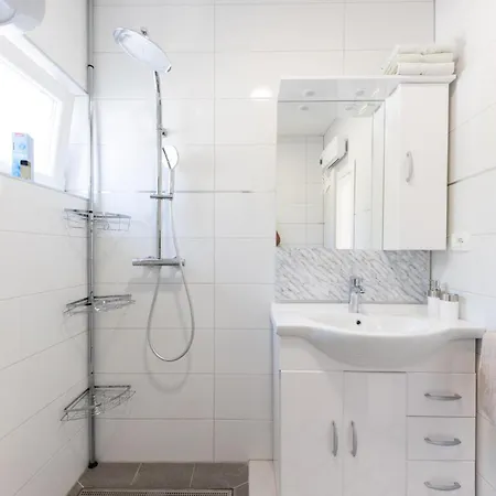 2 Bedroom Gorgeous In דירה Vinišće